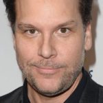 Dane Cook sort avec la chanteuse de 19 ans Kelsi Taylor