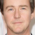 Edward Norton dit «  nos cœurs ont mal  » après la mort d’un pompier sur un plateau de tournage