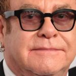 Elton John rend hommage à sa défunte mère lors d’un concert