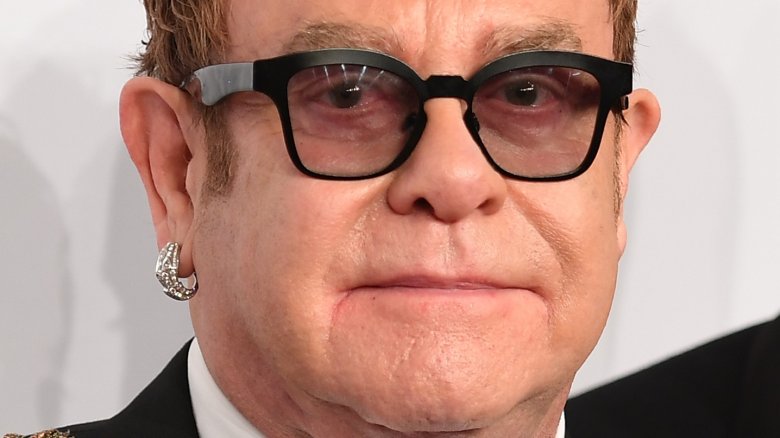 Elton John rend hommage à sa défunte mère lors d’un concert