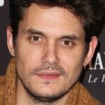 John Mayer se rétablit à la maison après une chirurgie d’urgence