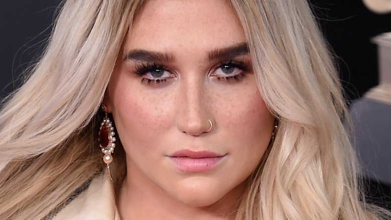 Kesha fait une déclaration puissante aux Grammy Awards 2018