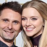 La chanteuse de muse Matthew Bellamy fiancée à sa petite amie Elle Evans