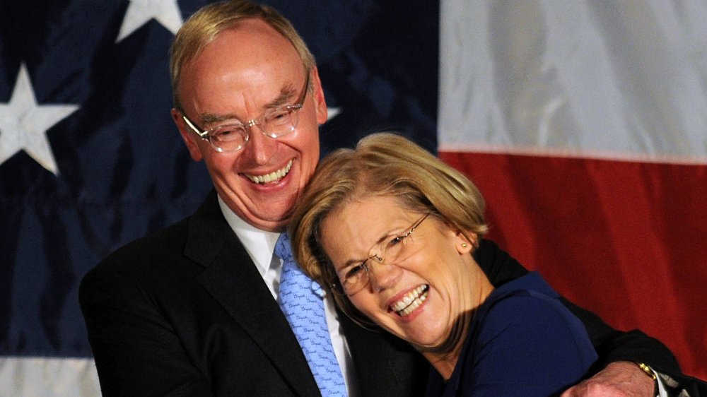 Elizabeth Warren salue la foule après son discours d'acceptation après avoir battu le sénateur américain Scott Bown