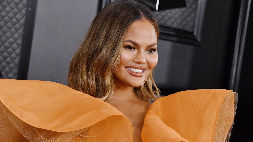 Chrissy Teigen assiste à la 62e remise annuelle des GRAMMY Awards