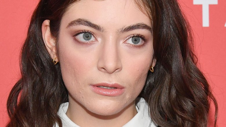 Lorde fait une déclaration majeure avec la robe Grammy