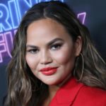 Pourquoi le tweet de Chrissy Teigen «ton sourd» a déclenché une réaction violente lors d’une épidémie de coronavirus