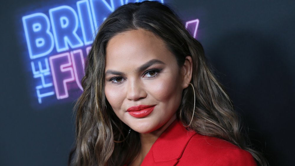 Pourquoi le tweet de Chrissy Teigen «ton sourd» a déclenché une réaction violente lors d’une épidémie de coronavirus