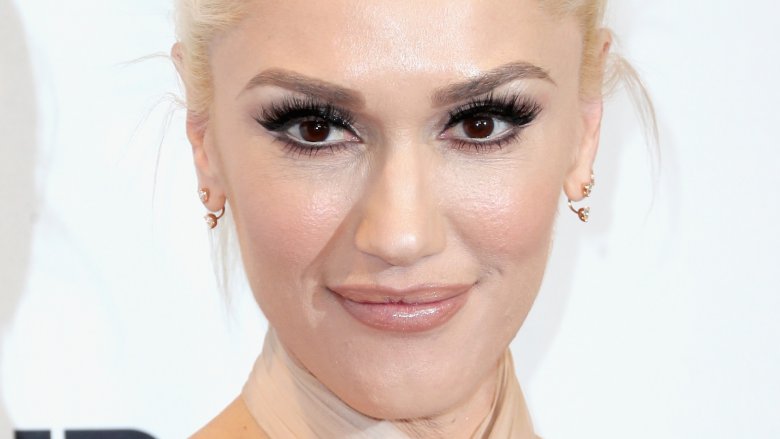 Gwen Stefani défend le titre de «  l’homme le plus vivant  » de son petit ami Blake Shelton suite aux critiques