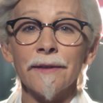 Reba McEntire revêt un costume de colonel Sanders dans une nouvelle publicité KFC