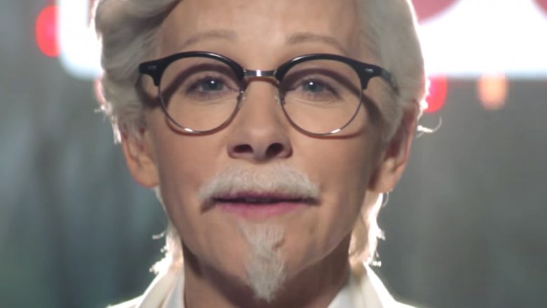 Reba McEntire revêt un costume de colonel Sanders dans une nouvelle publicité KFC