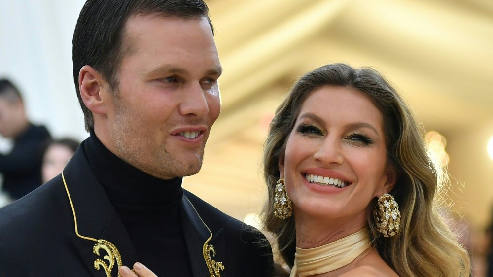 Tom Brady (L) et Gisele Bundchen arrivent pour le Met Gala 2018