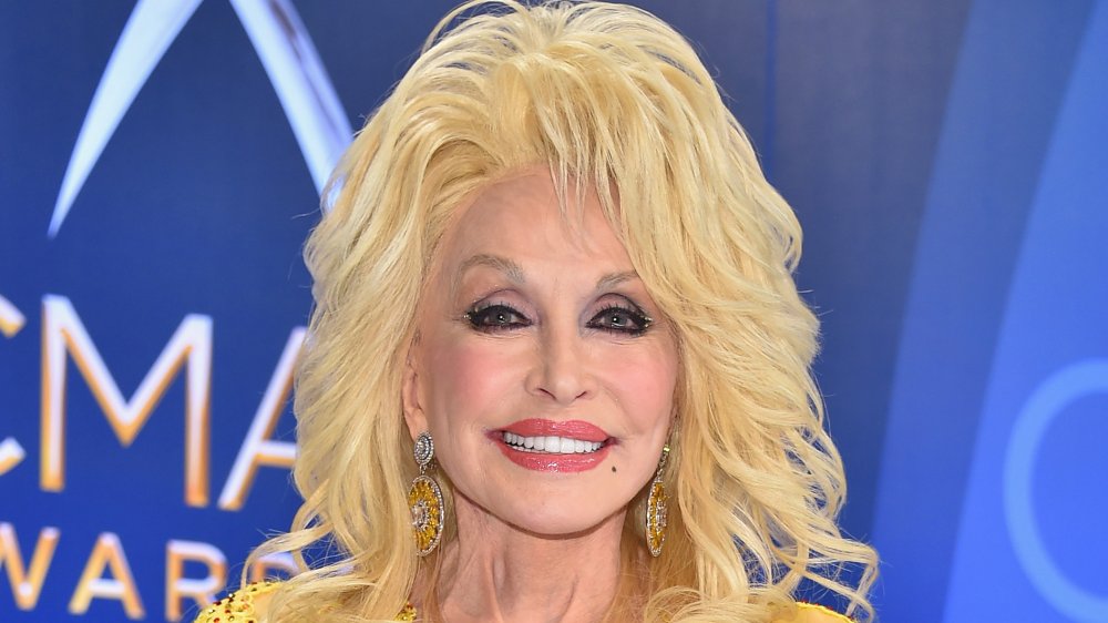 Les chansons à succès que vous ne saviez pas que Dolly Parton a écrites