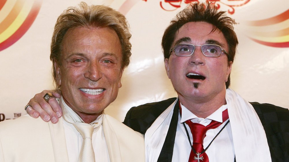 Roy Horn (R), du duo illusionniste Siegfried & Roy embrasse le musicien Ringo Starr après avoir assisté à la première de gala de "The Beatles LOVE by Cirque du Soleil"