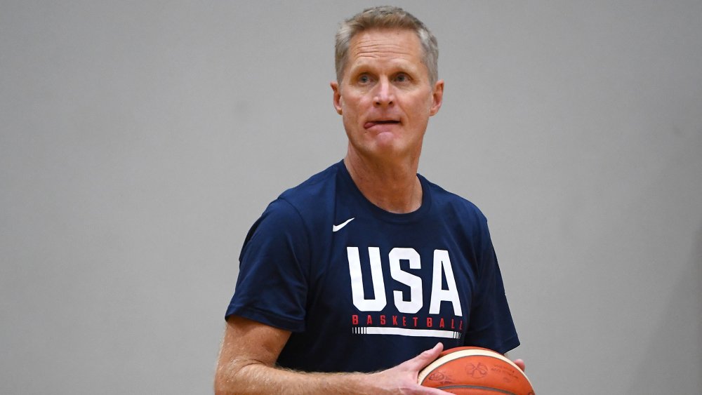 Steve Kerr l'entraîneur adjoint de l'équipe nationale des États-Unis regarde au cours de la session de formation de l'équipe nationale des États-Unis d'Amérique