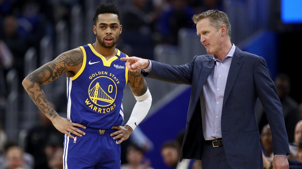 D'Angelo Russell # 0 des Golden State Warriors parle à l'entraîneur-chef Steve Kerr des Golden State Warriors lors de leur match contre l'Utah Jazz