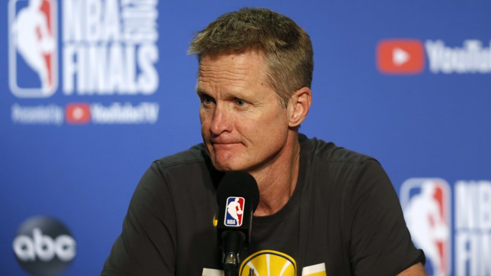 L'entraîneur-chef Steve Kerr des Golden State Warriors s'adresse aux médias après le troisième match de la finale NBA 2019 contre les Raptors de Toronto