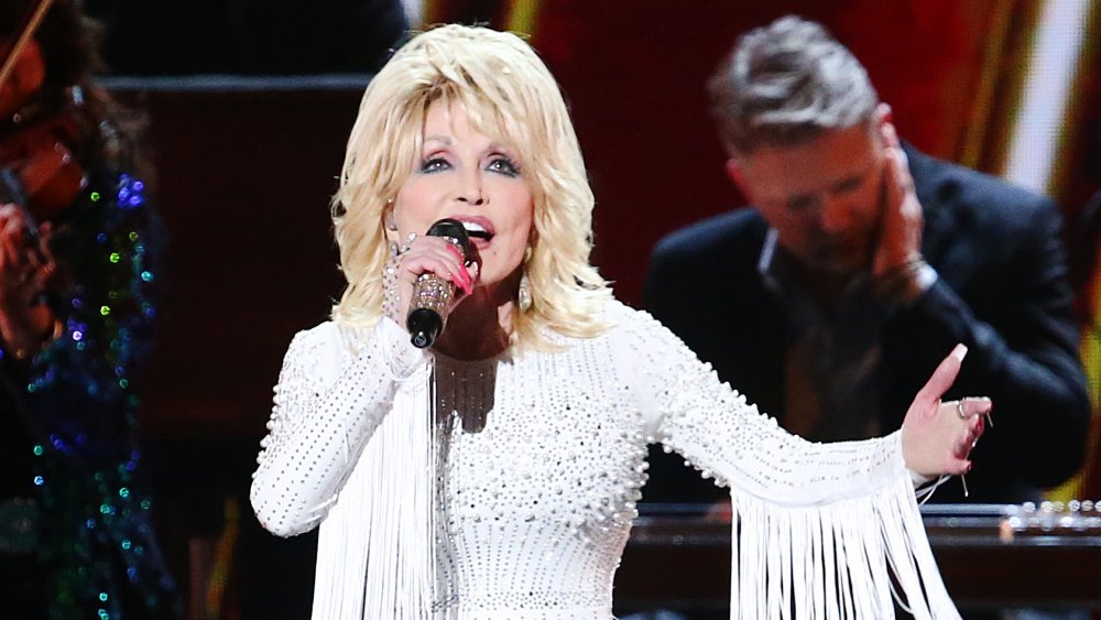 Dolly Parton se produit sur scène lors de la 53e remise annuelle des CMA Awards