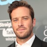 Armie Hammer est méconnaissable isolément