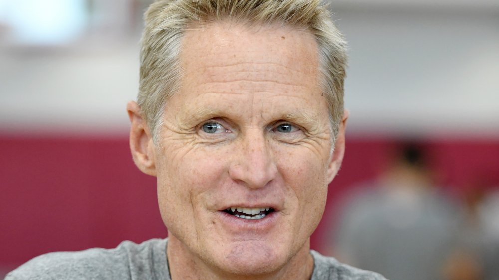 L'entraîneur adjoint Steve Kerr de l'équipe nationale masculine des États-Unis 2019 est interviewé lors d'une séance d'entraînement au minicamp de la Coupe du monde de l'équipe nationale masculine de basketball des États-Unis 2019