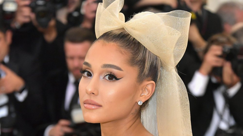 Que signifient vraiment les deux nouveaux tatouages ​​d’Ariana Grande?