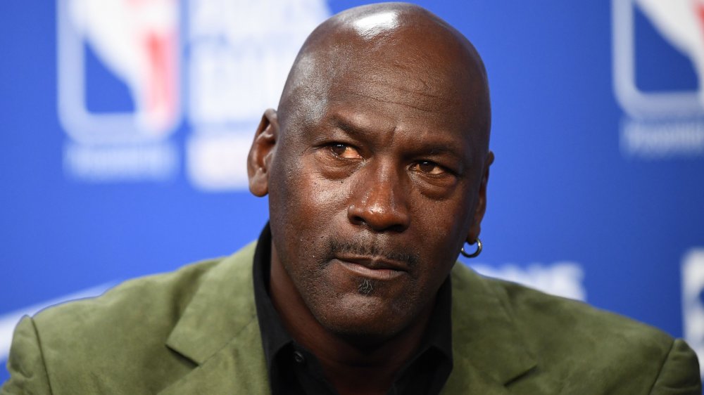 Michael Jordan des Chicago Bulls écoute une question qui lui est adressée sur son futur 11 juin lors d'une conférence de presse après l'entraînement pour le cinquième match de la finale de la NBA