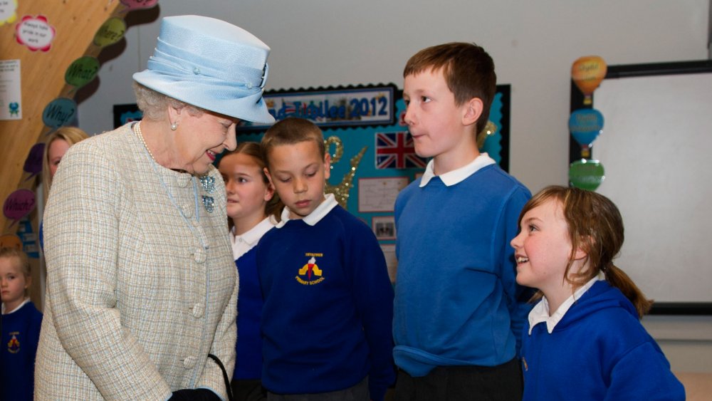 La reine Elizabeth avec des élèves de l'école Aberfan