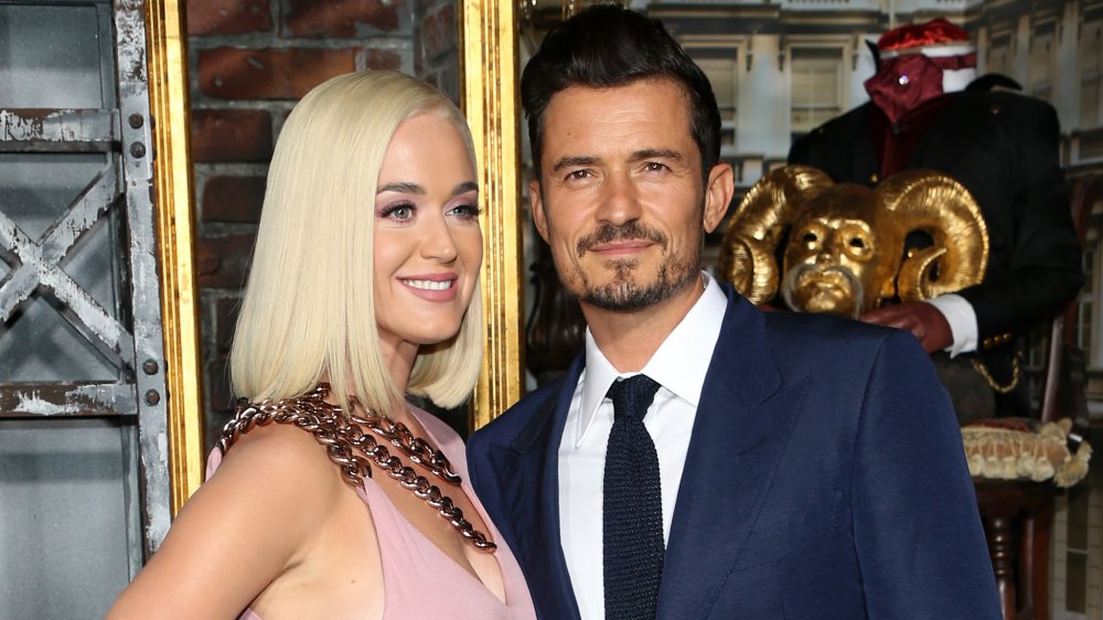 Katy Perry et Orlando Bloom posant à la première de Carnival Row