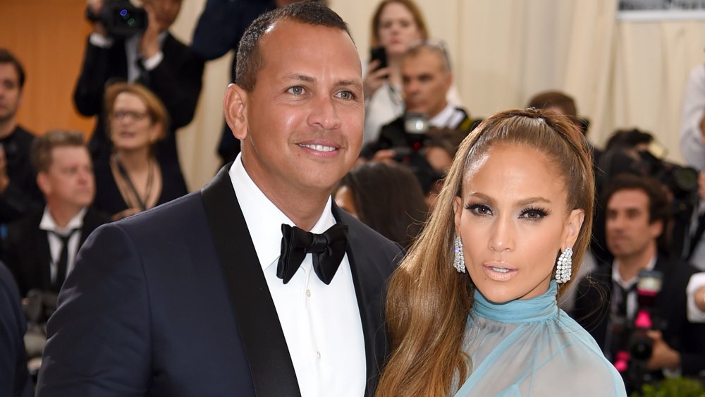 Alex Rodriguez et Jennifer Lopez posant au MET Gala en 2017