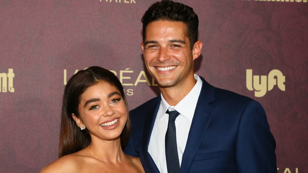 Sarah Hyland et Wells Adams posant lors d'un événement