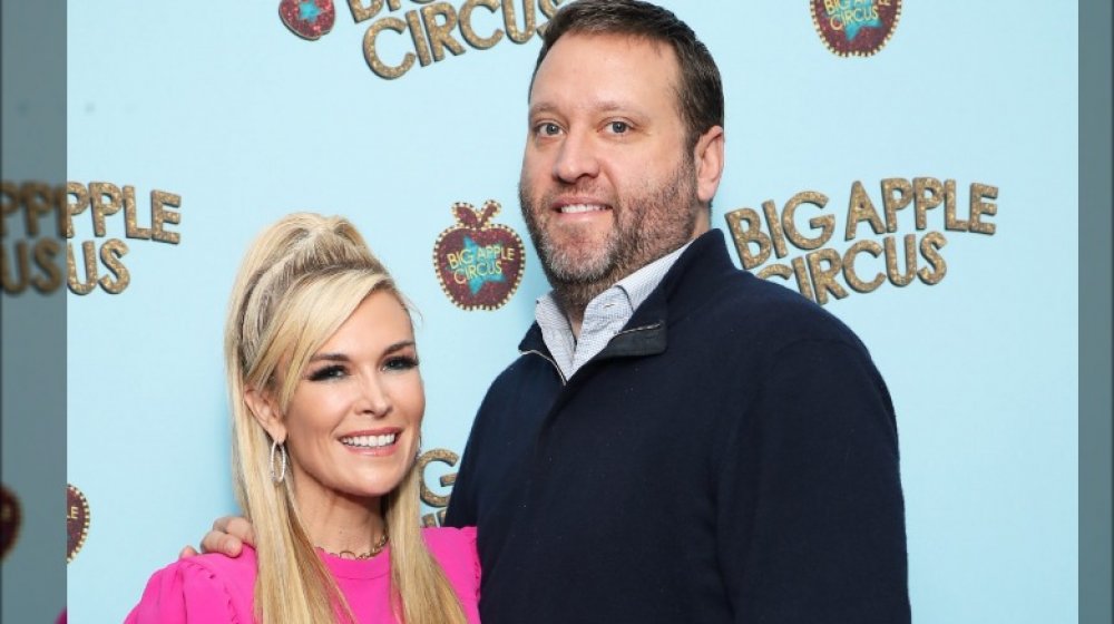 Scott Kluth avec son bras autour de Tinsley Mortimer lors de la soirée d'ouverture de Big Apple Circus