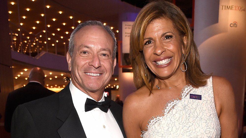 Joel Schiffman et Hoda Kotb posant au Gala Time 100 2018