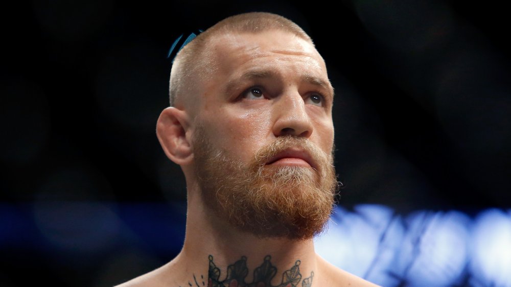 Conor McGregor regardant