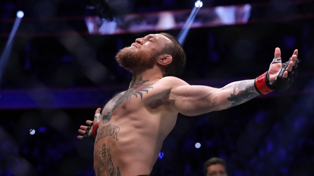 Conor McGregor avec les bras tendus 