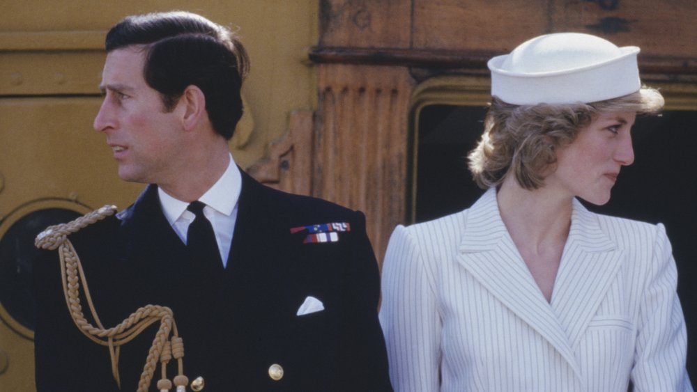 Le Prince Charles, la princesse Diana regardant dans des directions opposées