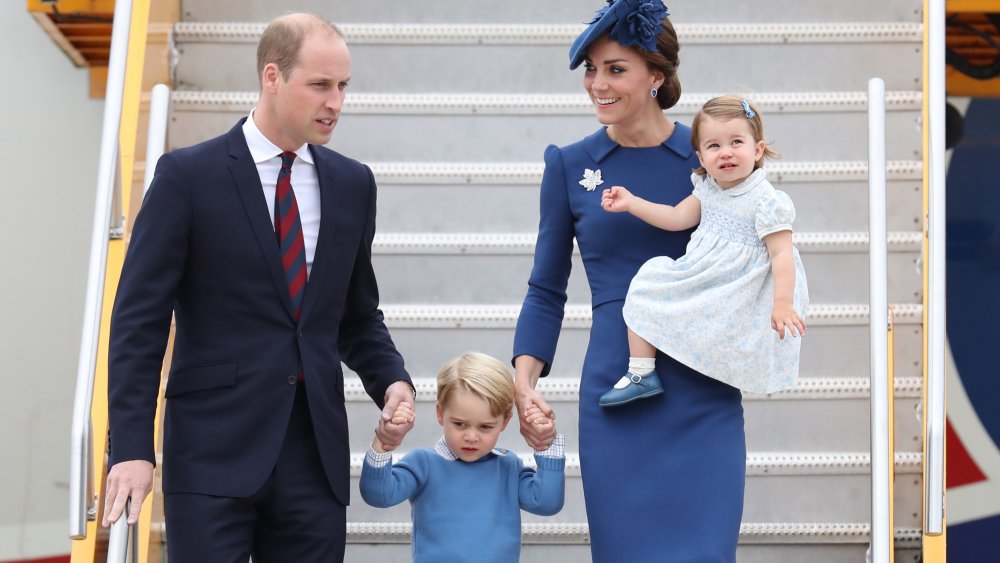 Le prince William, le prince George, Kate Middleton, la princesse Charlotte descendant d'un avion