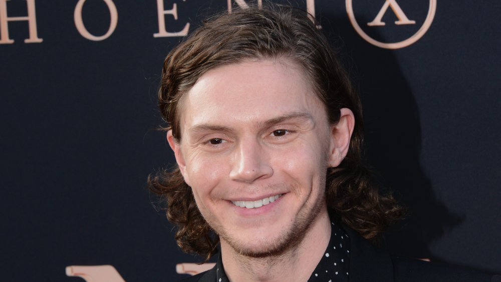 Evan Peters souriant