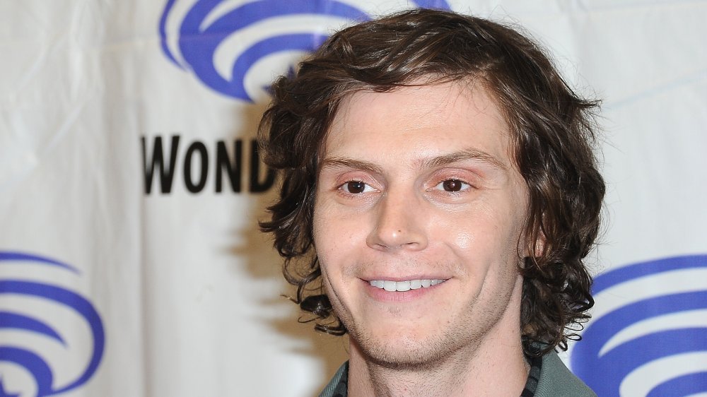 Evan Peters souriant