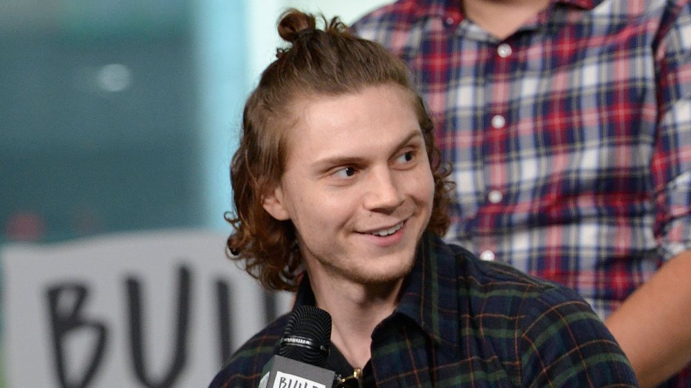 Evan Peters avec des cheveux en chignon