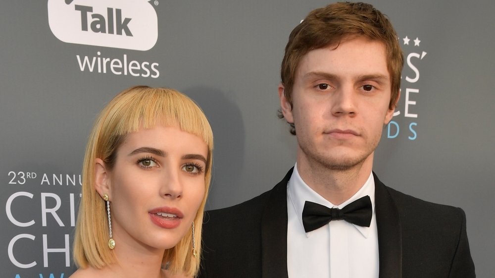 Emma Roberts avec une frange et Evan Peters