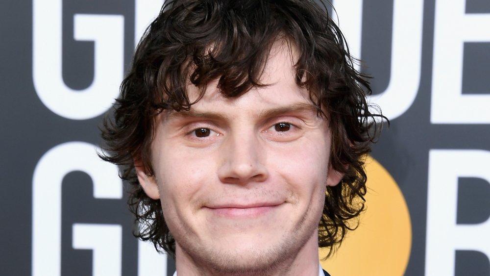 Evan Peters aux cheveux noirs