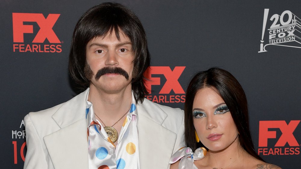 Evan Peters et Halsey déguisés en Sonny et Cher