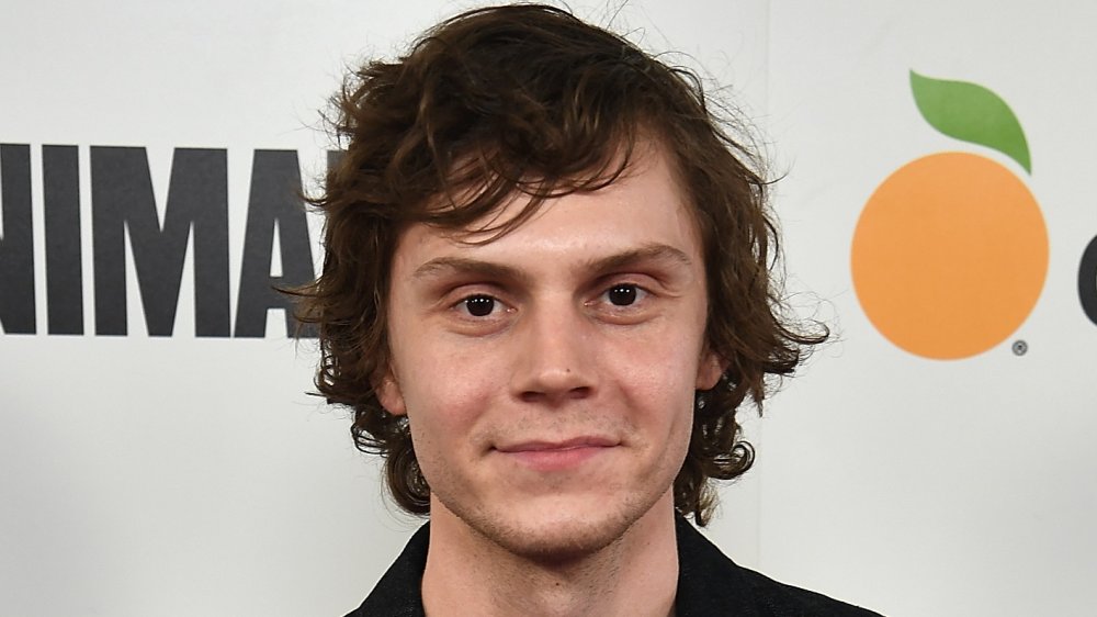 Evan Peters aux cheveux noirs