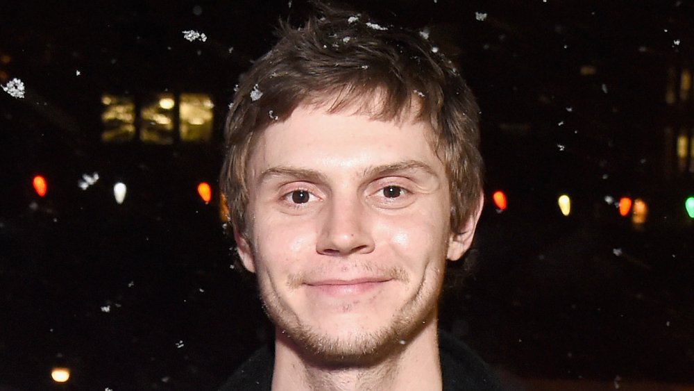 Evan Peters souriant dans la neige