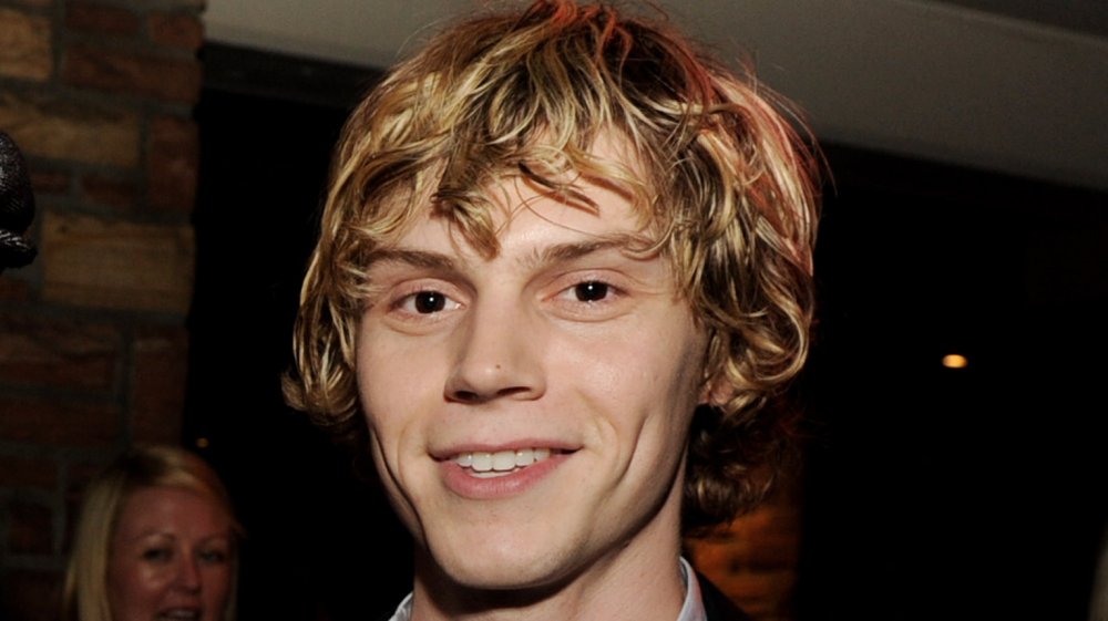 Evan Peters aux cheveux hirsutes, souriant