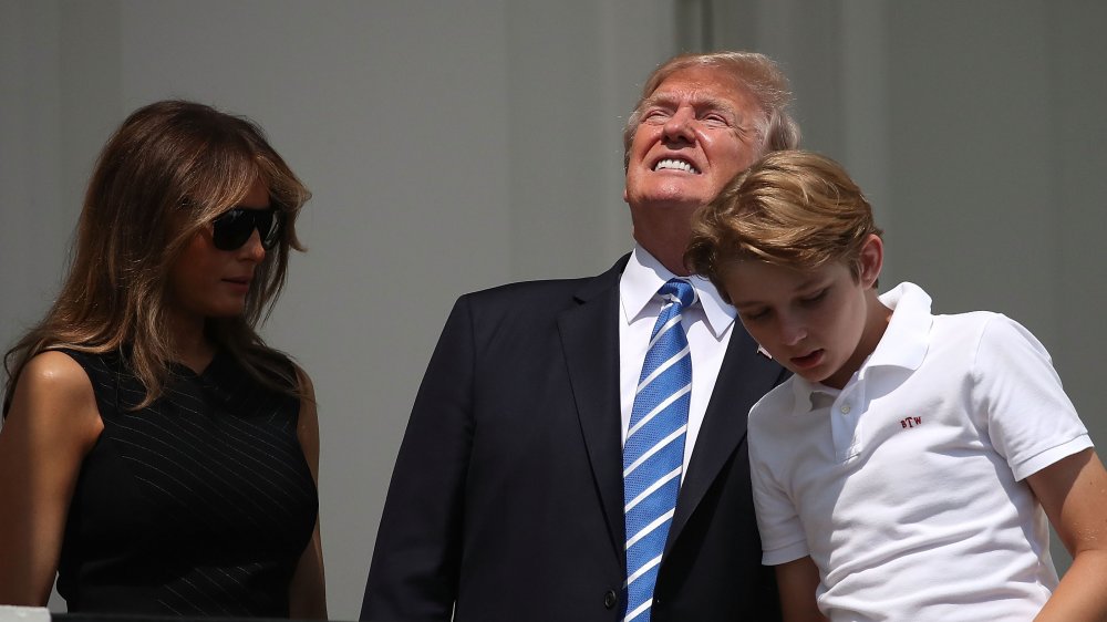 Trump regarde directement dans l'éclipse solaire avec Melania et Barron 