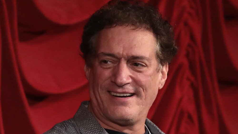 Anthony Cumia regardant vers la gauche et souriant