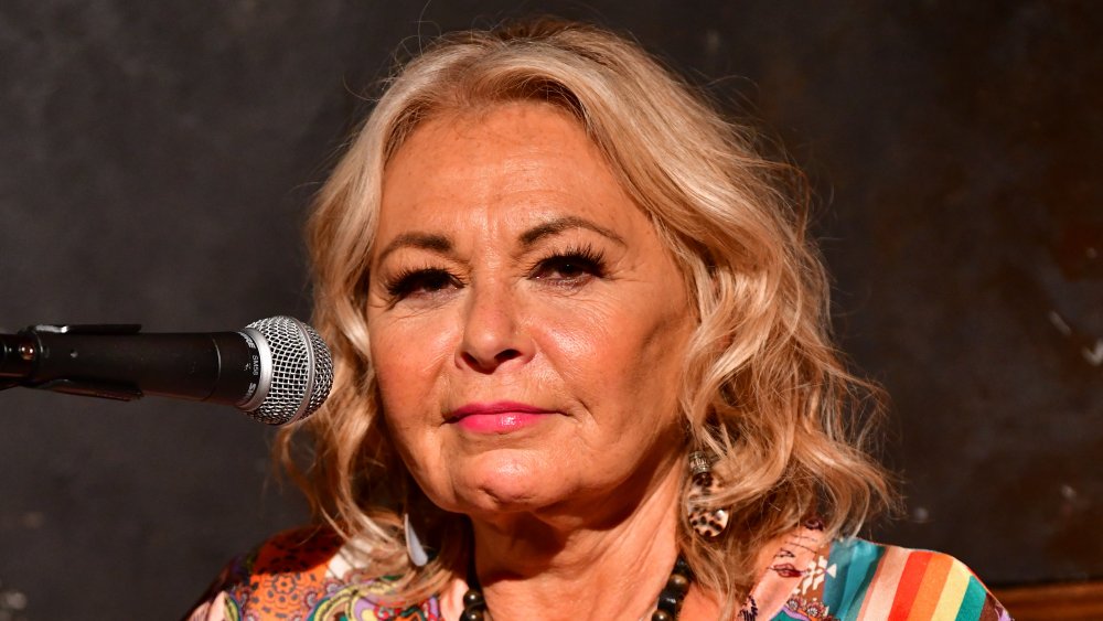 Roseanne Barr avec microphone devant elle