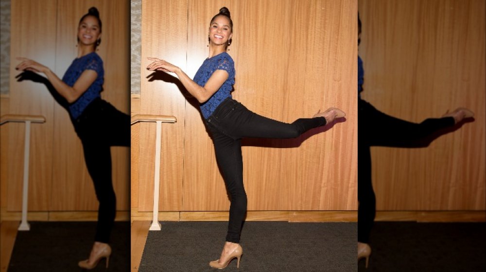 Misty Copeland prenant une pose de ballet ludique