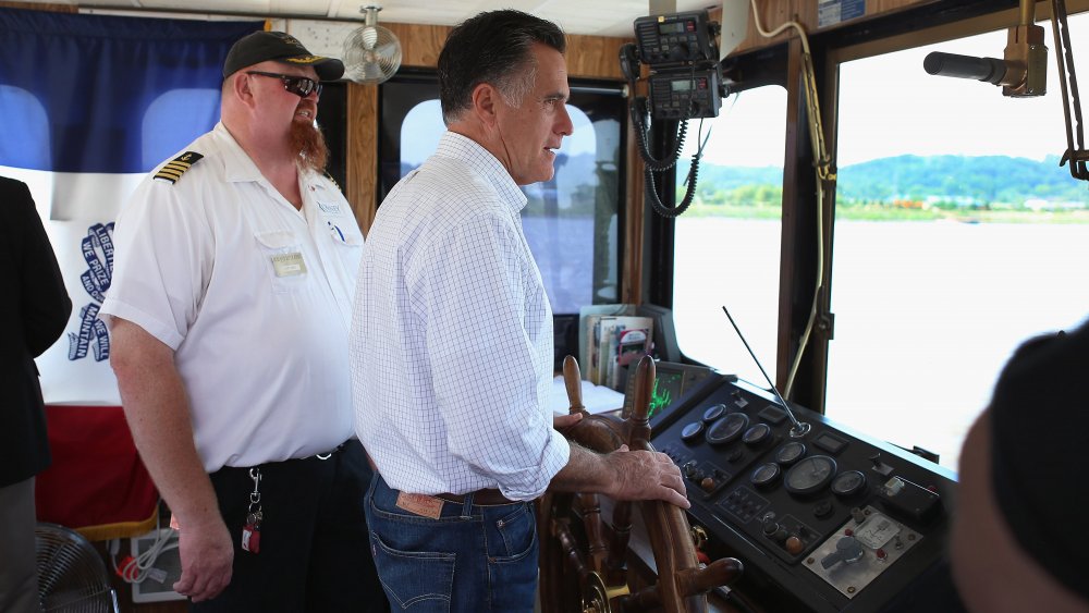 Mitt Romney au volant d'un bateau 